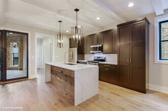 631 W Wellington Ave, Unit 1 in Chicago, IL - Building Photo - Building Photo