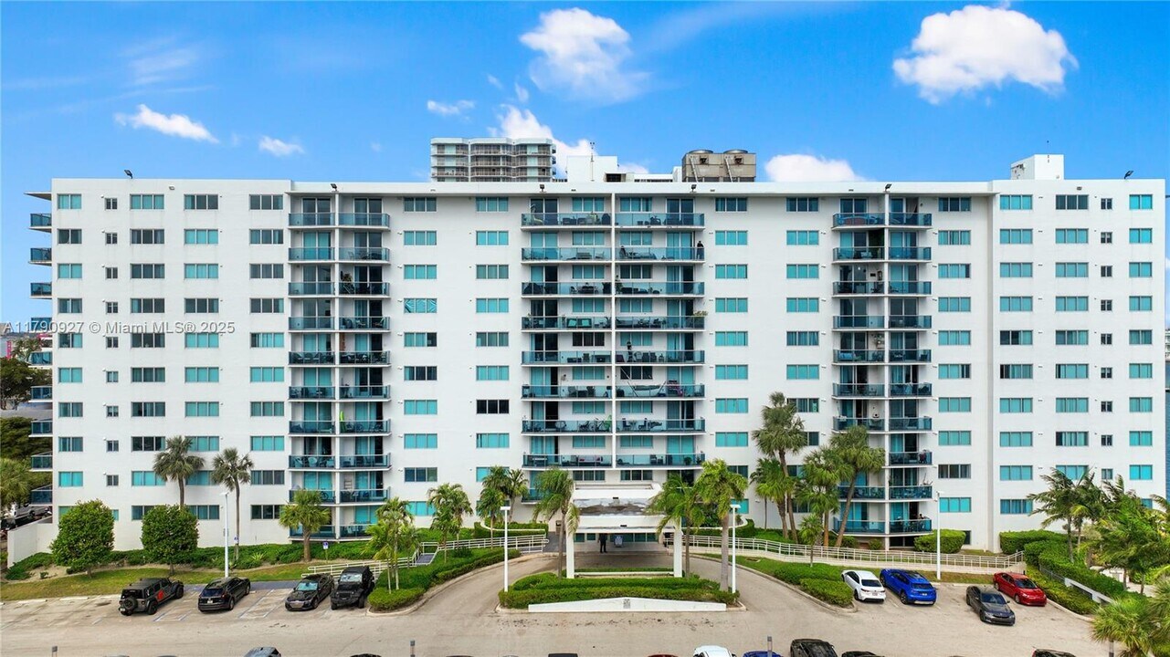 7525 E Treasure Dr in North Bay Village, FL - Building Photo