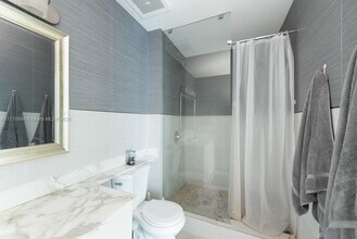 234 NE 3rd St, Unit 1502 in Miami, FL - Foto de edificio - Building Photo