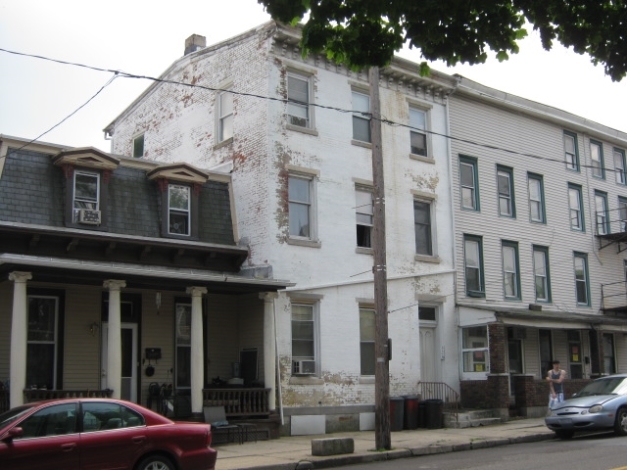 326 W Broad St in Tamaqua, PA - Foto de edificio - Building Photo