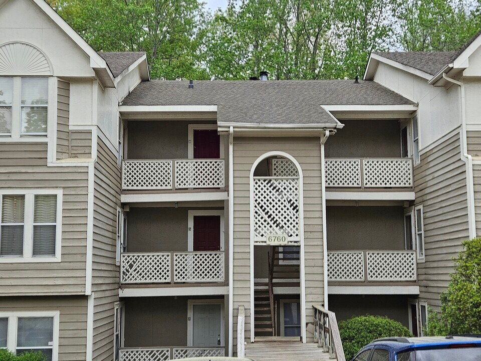 1004 Brookhollow Dr in Fayetteville, NC - Foto de edificio