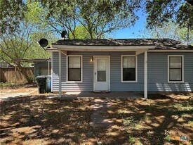 908 Pecan St in Seguin, TX - Building Photo