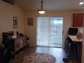 1361 Clearwater Dr in Medford, OR - Building Photo - Building Photo