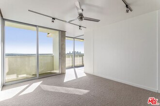 8787 Shoreham Dr in West Hollywood, CA - Foto de edificio - Building Photo