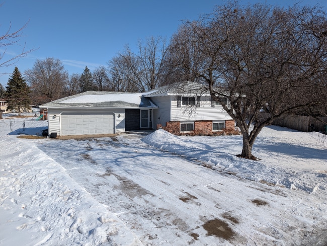 8381 5th St NE in Minneapolis, MN - Foto de edificio - Building Photo