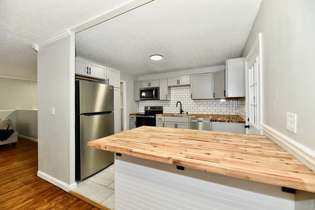 5831 Suburban Dr, Unit Studio A