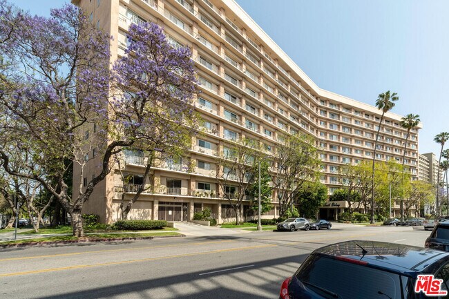 property at 100 S Doheny Dr