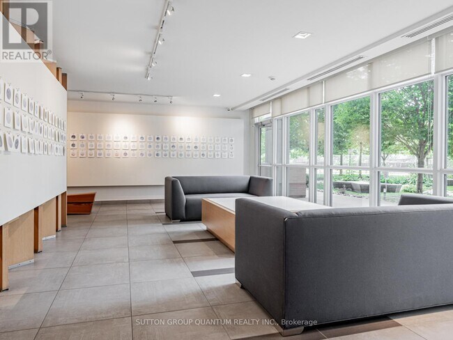 5 Hanna Ave in Toronto, ON - Building Photo - Building Photo