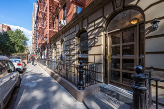 22-26 Cornelia St in New York, NY - Foto de edificio - Building Photo