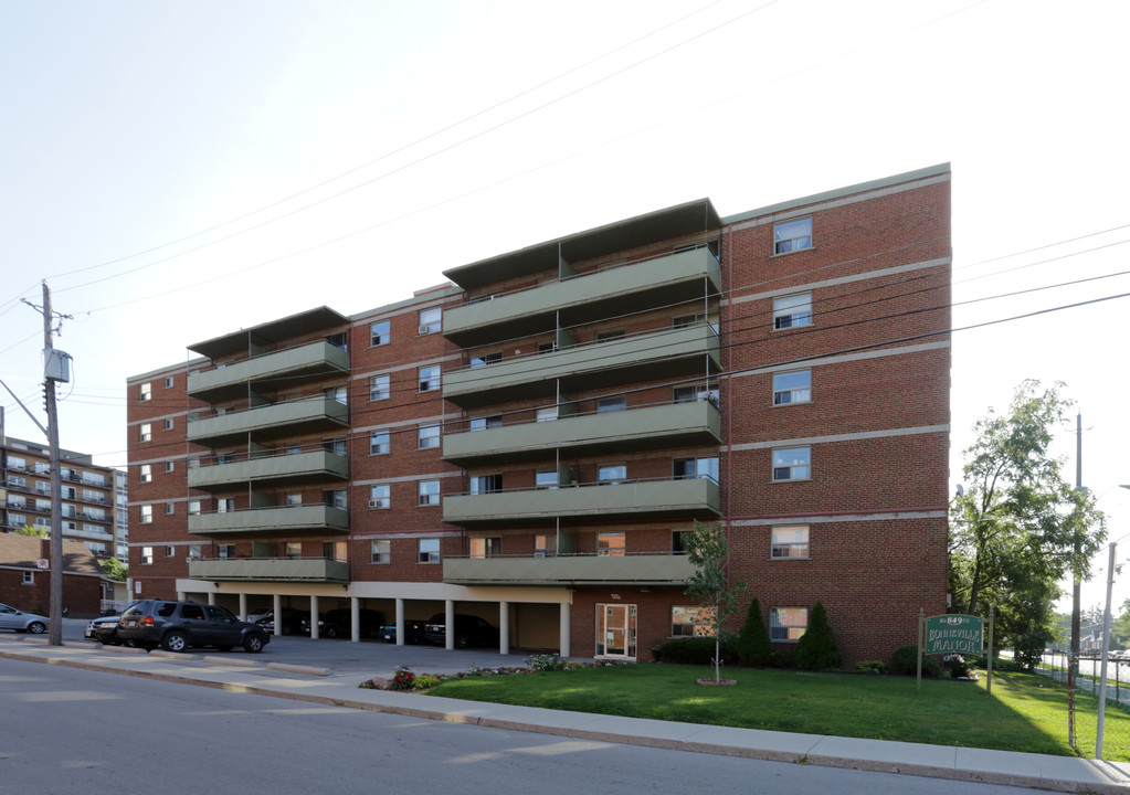 Bonneville Manor in Hamilton, ON - Building Photo