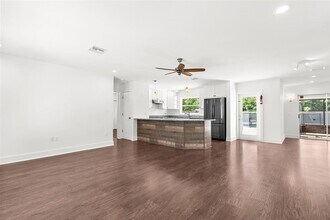 818 Southern Pine Ln in Sarasota, FL - Building Photo - Building Photo