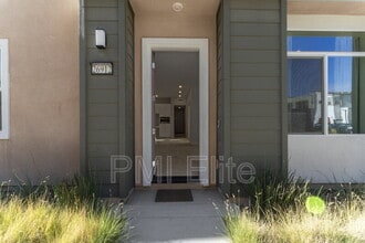 26912 W Winding Trail Ct in Valencia, CA - Building Photo - Building Photo