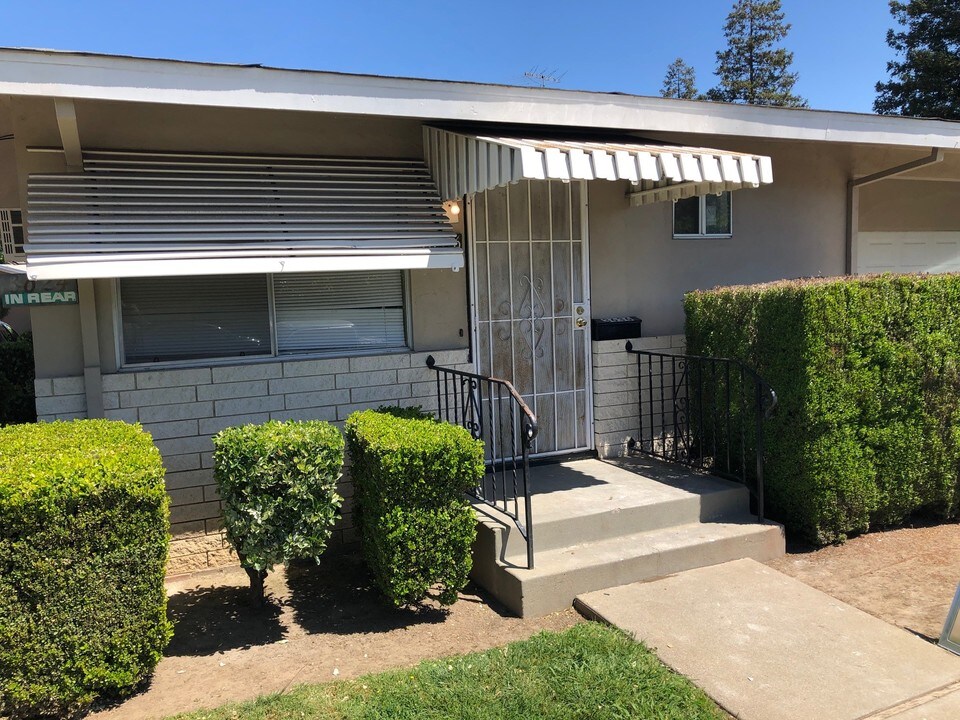 Telegraph Village in Stockton, CA - Foto de edificio