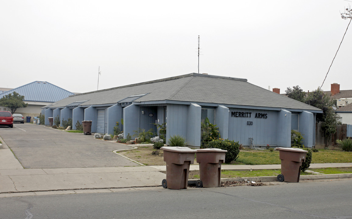 820-830 E Merritt Ave in Tulare, CA - Building Photo