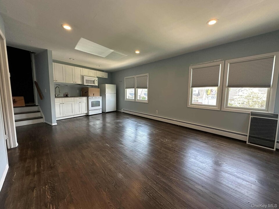 287 Peters Ave in East Meadow, NY - Building Photo