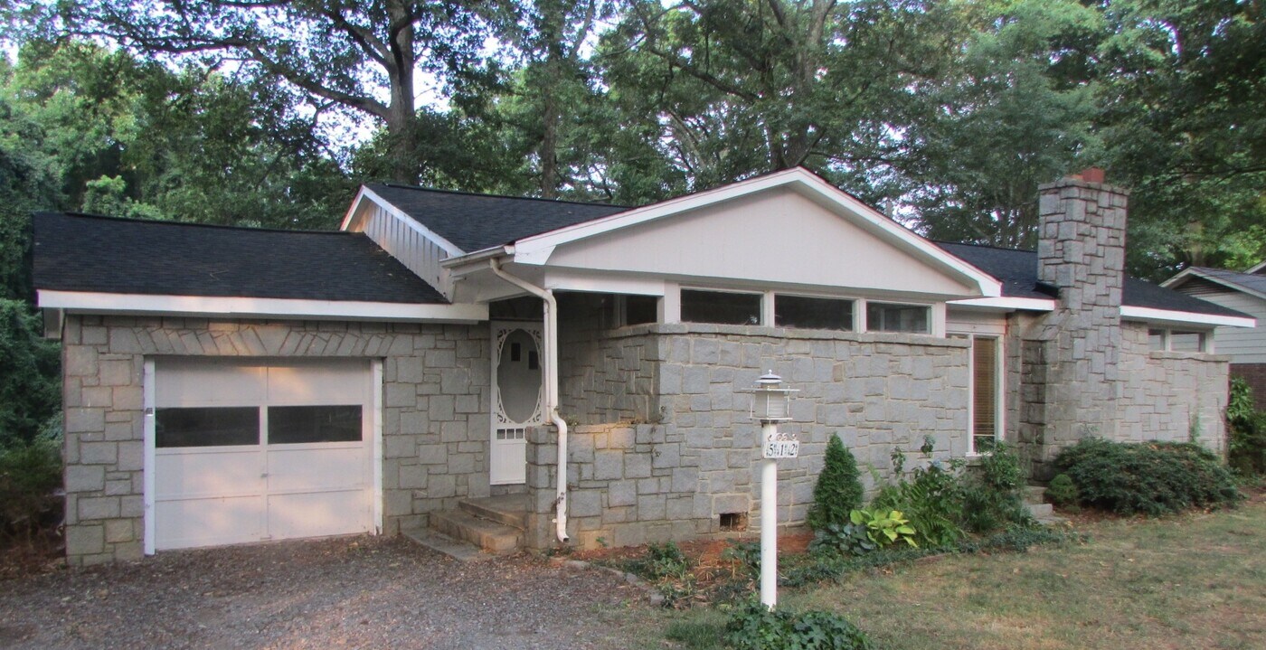 512 McAdenville Rd in Lowell, NC - Building Photo