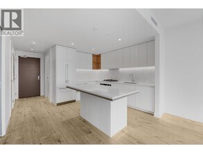 720 Farrow St in Coquitlam, BC - Building Photo - Building Photo