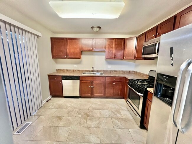 248 Waverly Dr in Elgin, IL - Foto de edificio - Building Photo