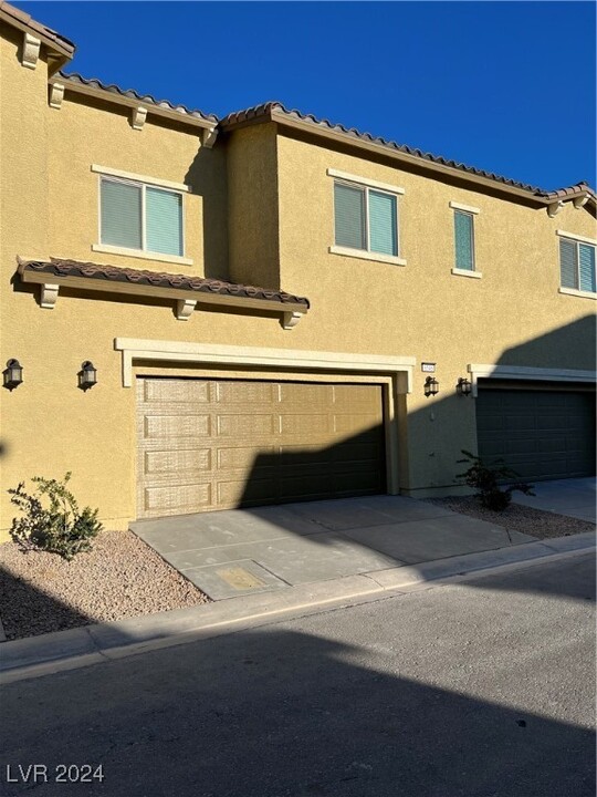 6546 Silver Estates St in North Las Vegas, NV - Foto de edificio