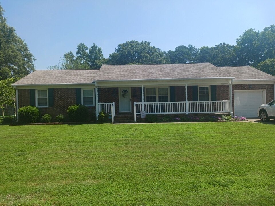 868 Moyer Rd in Newport News, VA - Building Photo
