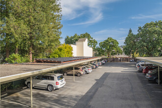 Atrium Villas in Walnut Creek, CA - Building Photo - Building Photo