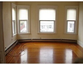 19 Curtis St, Unit 2 in Somerville, MA - Foto de edificio - Building Photo