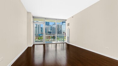 125 S Green St, Unit 501a in Chicago, IL - Foto de edificio - Building Photo