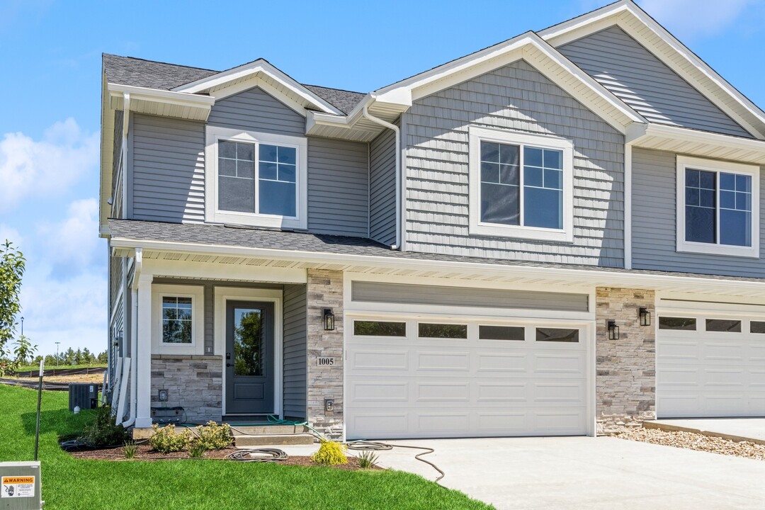 1005 Switchgrass Ln in Ely, IA - Foto de edificio