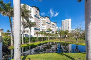 13675 Vanderbilt Dr in Naples, FL - Building Photo