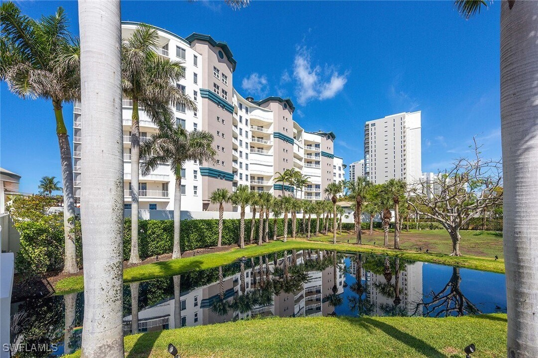 13675 Vanderbilt Dr in Naples, FL - Building Photo
