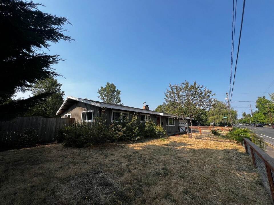 1990 W 18th Ave in Eugene, OR - Building Photo
