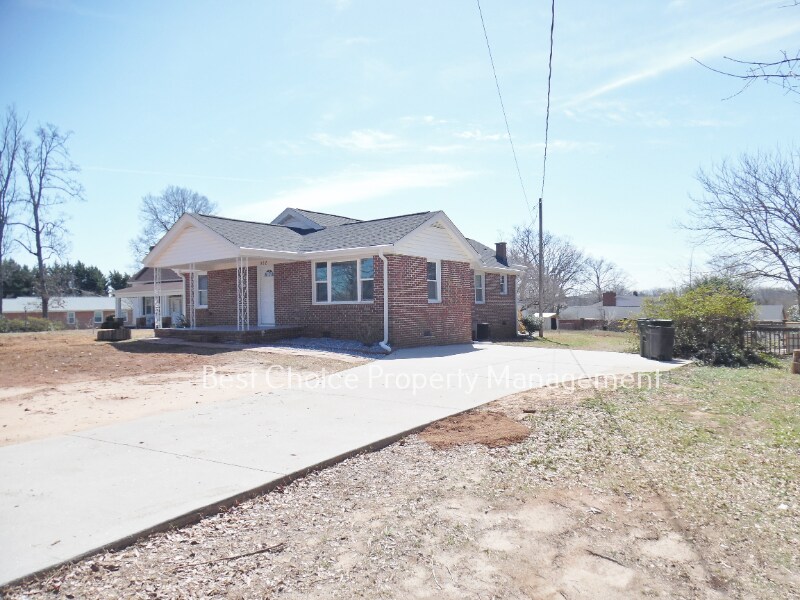 802 S B St in Easley, SC - Building Photo
