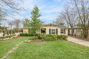 2921 Pecan Springs Rd in Austin, TX - Building Photo