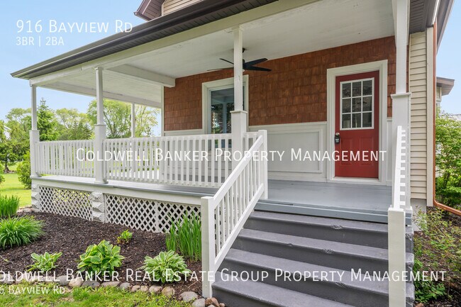 916 Bayview Rd in Neenah, WI - Foto de edificio - Building Photo