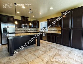 7142 E Ramona Wy in Fresno, CA - Building Photo - Building Photo