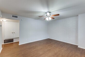 1212 Hollow Creek Dr, Unit B in Austin, TX - Foto de edificio - Building Photo