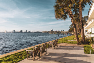 River Road in Jacksonville, FL - Foto de edificio - Building Photo