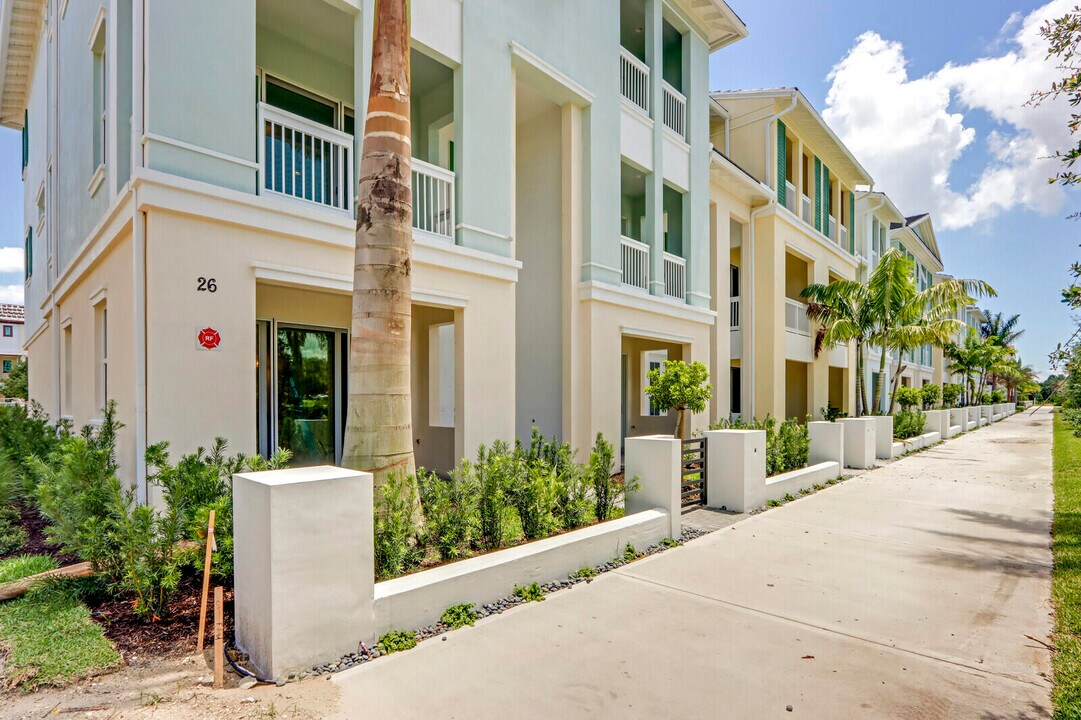 12556 Gross Pointe Dr in Palm Beach Gardens, FL - Building Photo