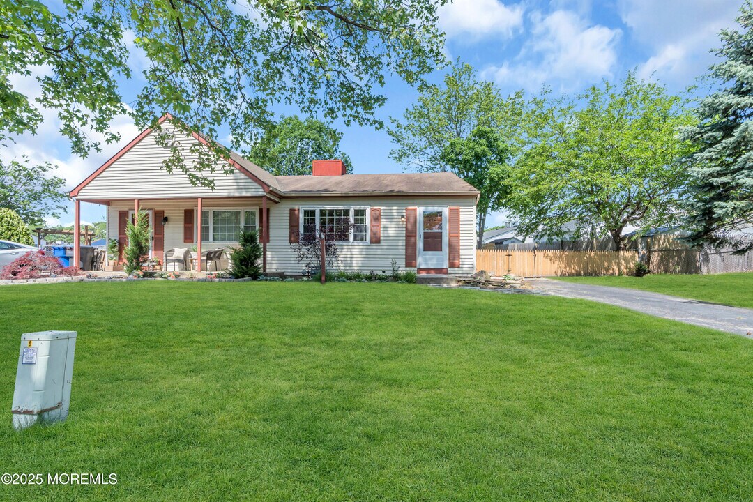 562 Innkeeper Ln in Toms River, NJ - Building Photo