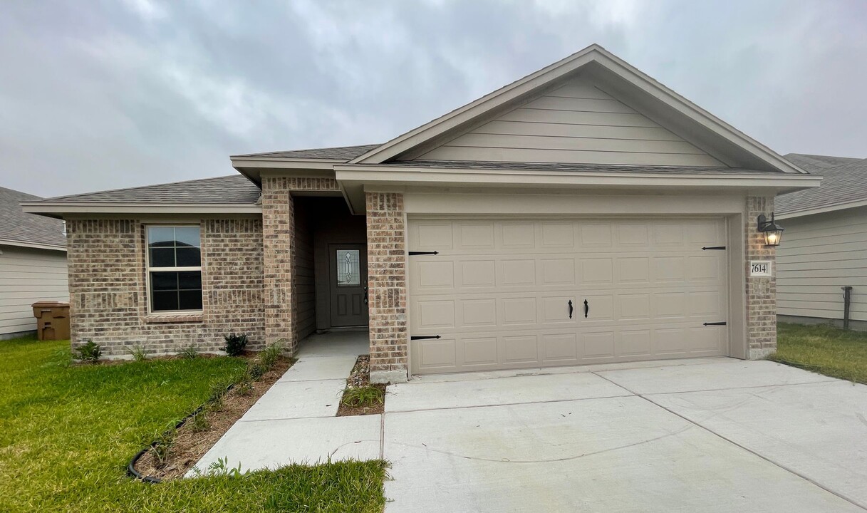 7614 Lasso Dr in Corpus Christi, TX - Building Photo