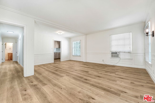 property at 308 S Reeves Dr