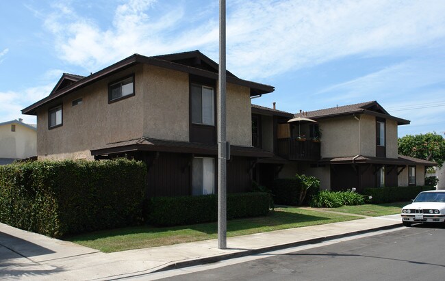 16892 Green St in Huntington Beach, CA - Foto de edificio - Building Photo