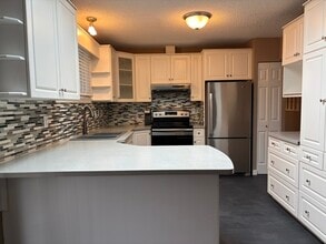 733 Josselyn Ct in Kelowna, BC - Building Photo - Building Photo