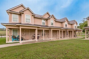 2002 20th St in Huntsville, TX - Building Photo
