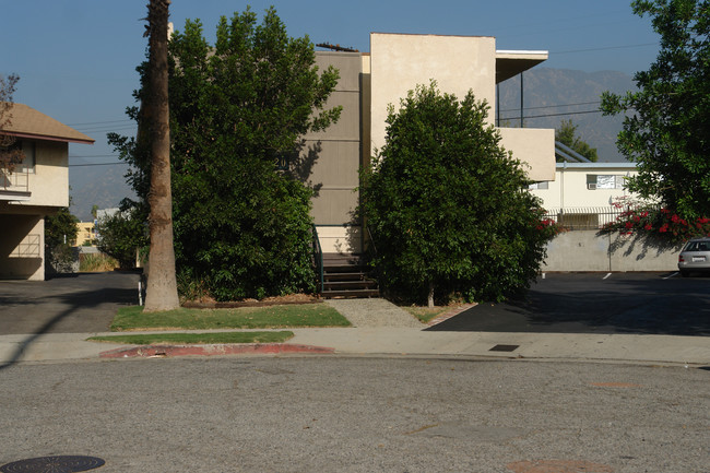 10420 Parr Ave in Sunland, CA - Foto de edificio - Building Photo