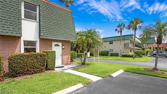 600 Valley Stream Dr in Naples, FL - Foto de edificio - Building Photo