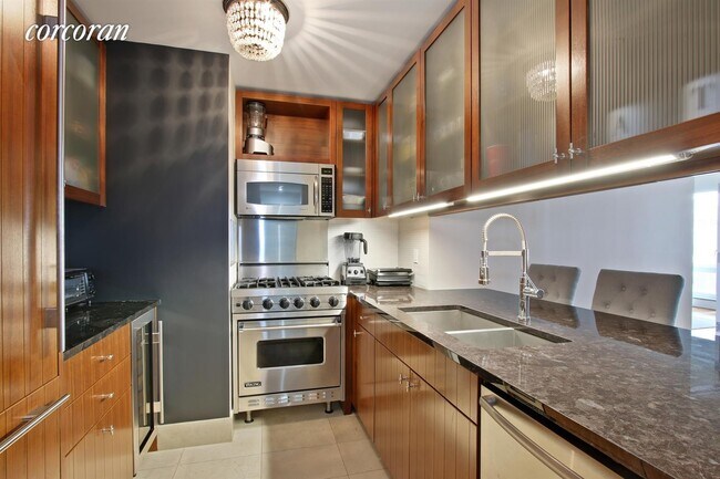 250 E 53rd St-Unit -: 802 in New York, NY - Building Photo - Building Photo