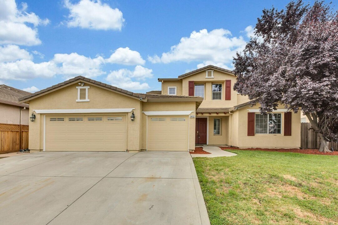 9452 White Horse Way in Elk Grove, CA - Building Photo