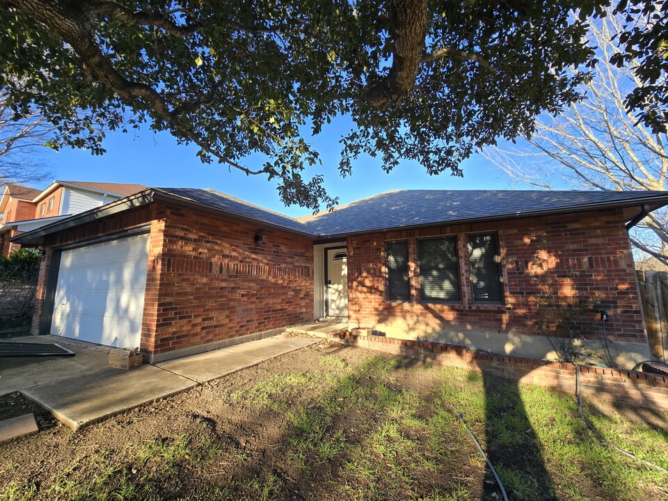 12012 Brent Terrace in Live Oak, TX - Building Photo