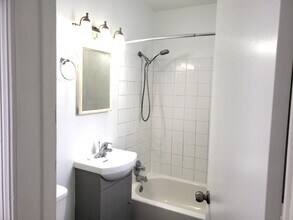 108 Kempenfelt Dr in Barrie, ON - Building Photo - Building Photo